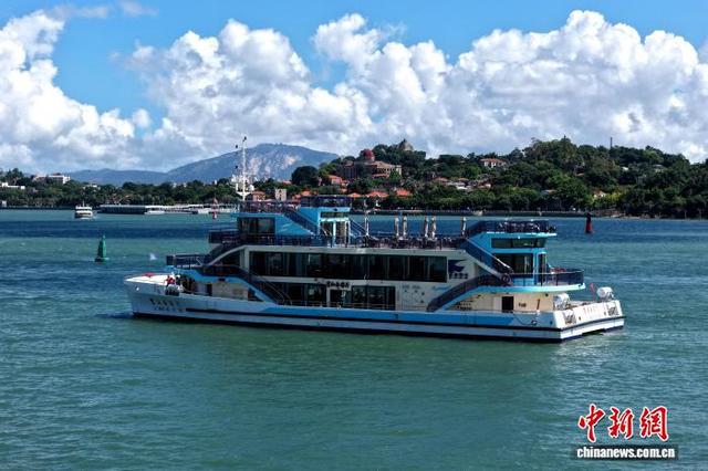 7月16日，中国首艘全通透海上观光旅游电动船“鹭江会客厅”在厦门开启首航之旅。(厦门海事局 供图)