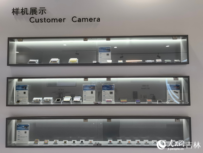 长光辰芯展厅内的样机展示。人民网记者 马俊华摄